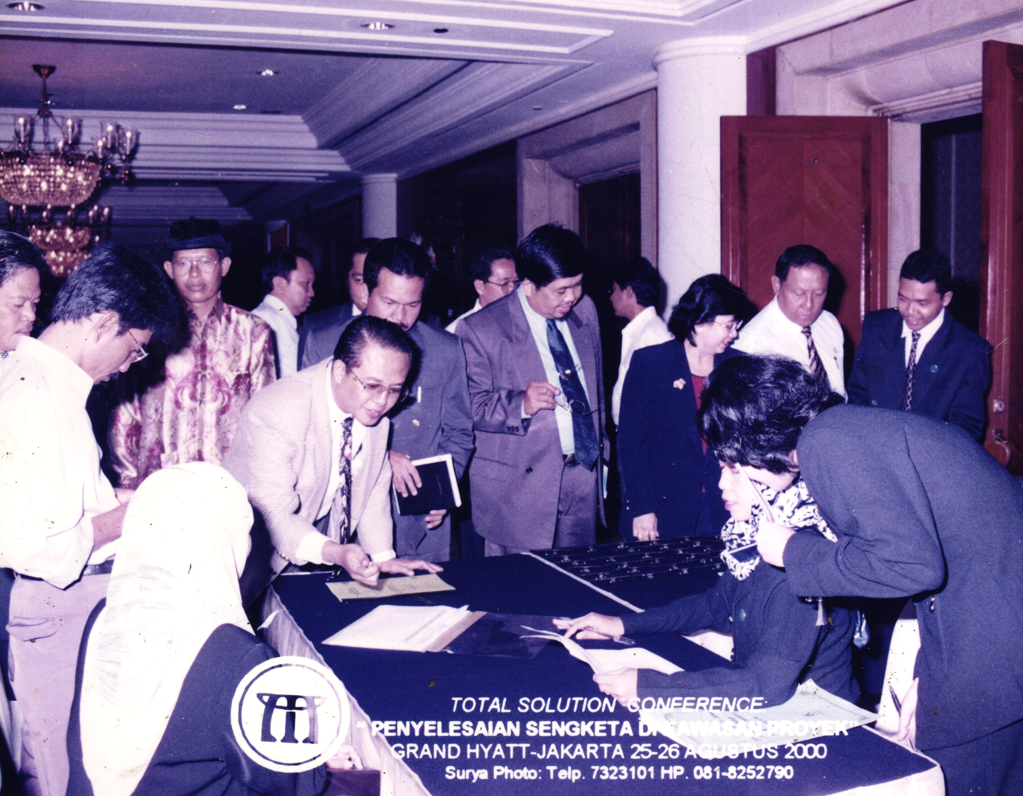 Peserta berdiskusi di Total Solution Conference